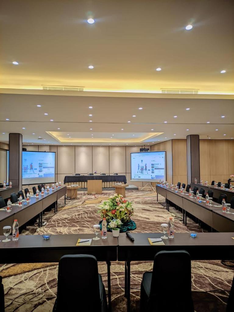 Отель Orchardz Jayakarta Экстерьер фото